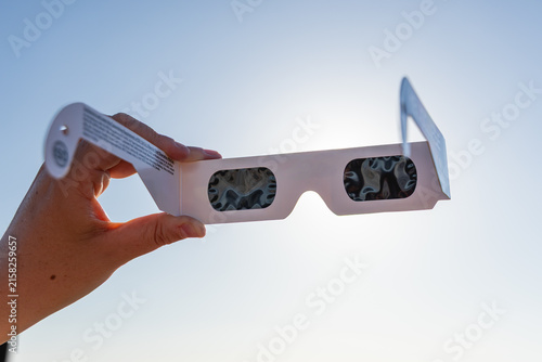 Fotografía Gros plan sur une paire de lunettes d’éclipse solaire, avec grands verres filtrants noirs pour observer le soleil