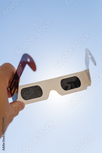 Fotografía Gros plan sur une paire de lunettes d’éclipse solaire, avec grands verres filtrants noirs pour observer le soleil