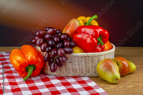 Canvastavla Fresh fruit and bell peppers in a basket