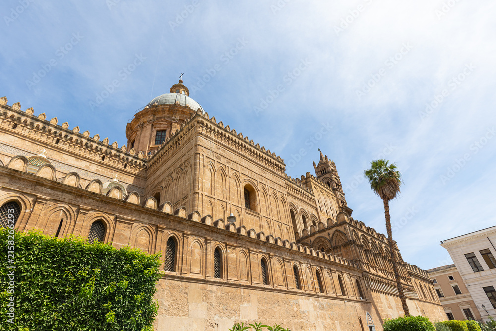 Obraz premium Die berühmte Kathedrale von Palermo ist eine historische Bischofskirche im Herzen der sizilianischen Hauptstadt Palermo 