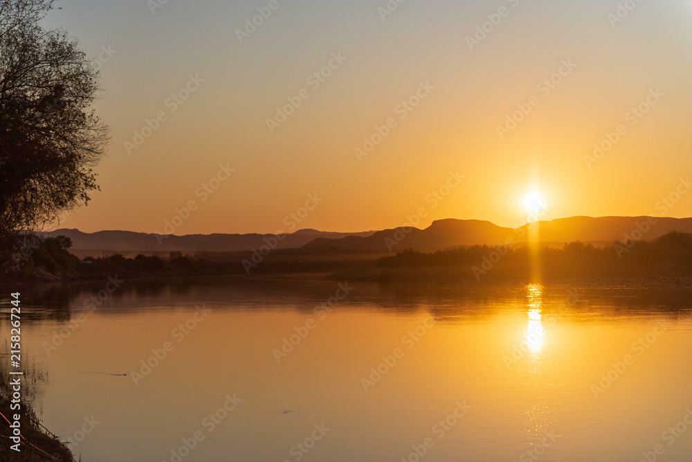 Obraz premium Sunset over the Orange river, on the border between Namibia and South Africa.