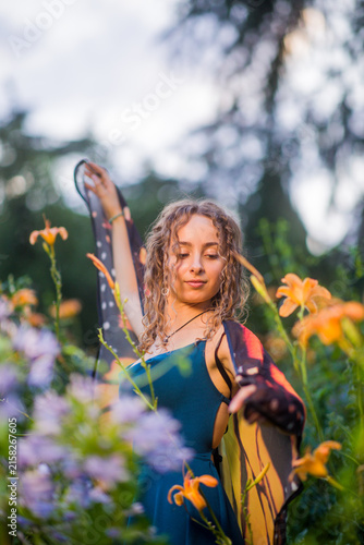 Quadro su tela Young woman embodying nature with monarch butterfly wings