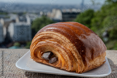 Foto French pastry roll pain au chocolat for traditional breakfast, fresh baked in ar
