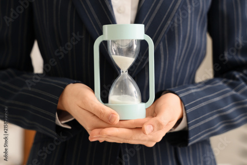 Canvastavla Businesswoman with hourglass in office. Time management concept