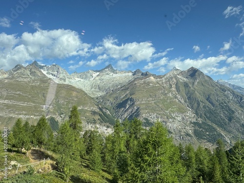 Picturesque mountain peaks above the Alpine valley of Mattertal and the tourist resort of Zermatt in Switzerland - Malerische Berggipfel über dem Alpental Mattertal und dem Ferienort Zermatt, Schweiz