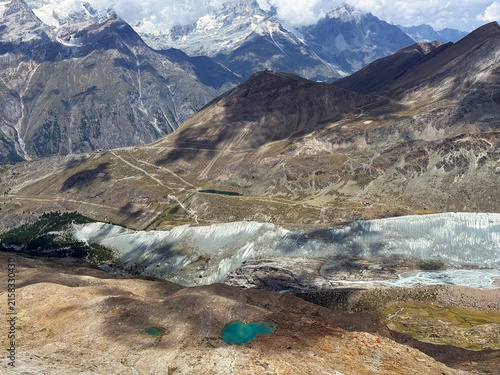 Picturesque mountain peaks above the Alpine valley of Mattertal and the tourist resort of Zermatt in Switzerland - Malerische Berggipfel über dem Alpental Mattertal und dem Ferienort Zermatt, Schweiz