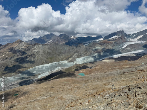 Picturesque mountain peaks above the Alpine valley of Mattertal and the tourist resort of Zermatt in Switzerland - Malerische Berggipfel über dem Alpental Mattertal und dem Ferienort Zermatt, Schweiz