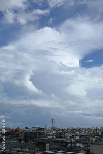 日本の夏の風景 天気急変後に青空が広がる積乱雲と都市風景 / Summer cumulonimbus clouds and clearing blue sky over an urban landscape after sudden weather changes in Japan