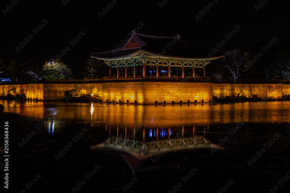 Obraz premium Illuminated pavilion reflected in Wolji Pond at Donggung Palace in Gyeongju