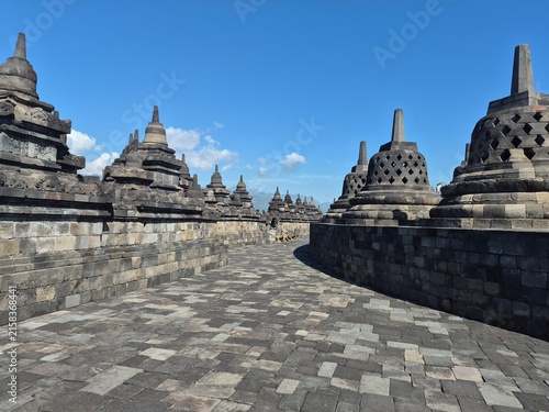 Photography Rangée de stupas ajourés sur les terrasses du temple de Borobudur, Java, Indonés