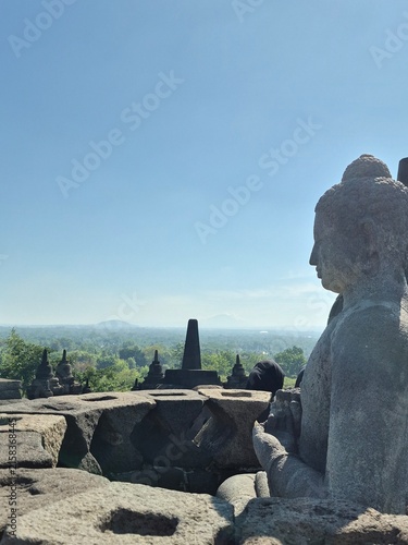 Фотография Statue de Bouddha en méditation surplombant la plaine de Java depuis Borobudur