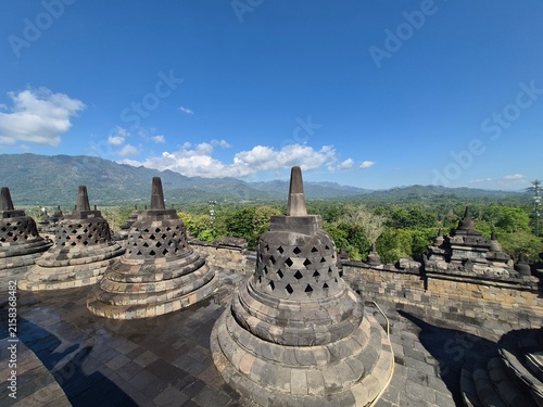 Obraz na płótnie Stupas en pierre du temple de Borobudur avec vue sur les montagnes, Java, Indoné