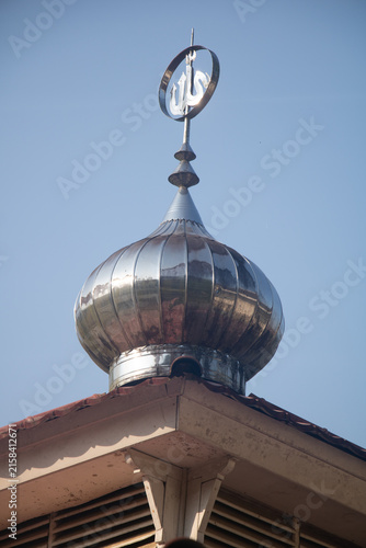 Konstfotografi Reflective chrome onion dome with religious symbol against clear blue sky for ed