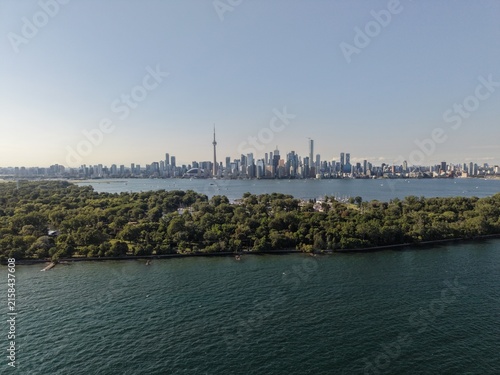Фотография Panoramic drone shot capturing the dense lush forests of the Toronto Islands con