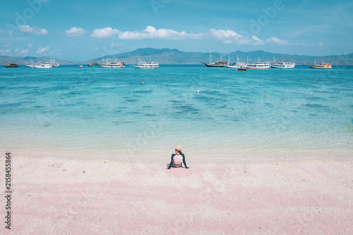 Foto Aerial view of the pink sand beach scenery of Padar Island, Komodo National Park