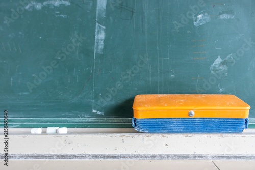 古い日本の小学校(中学校)の黒板に置かれた黒板消しとチョーク