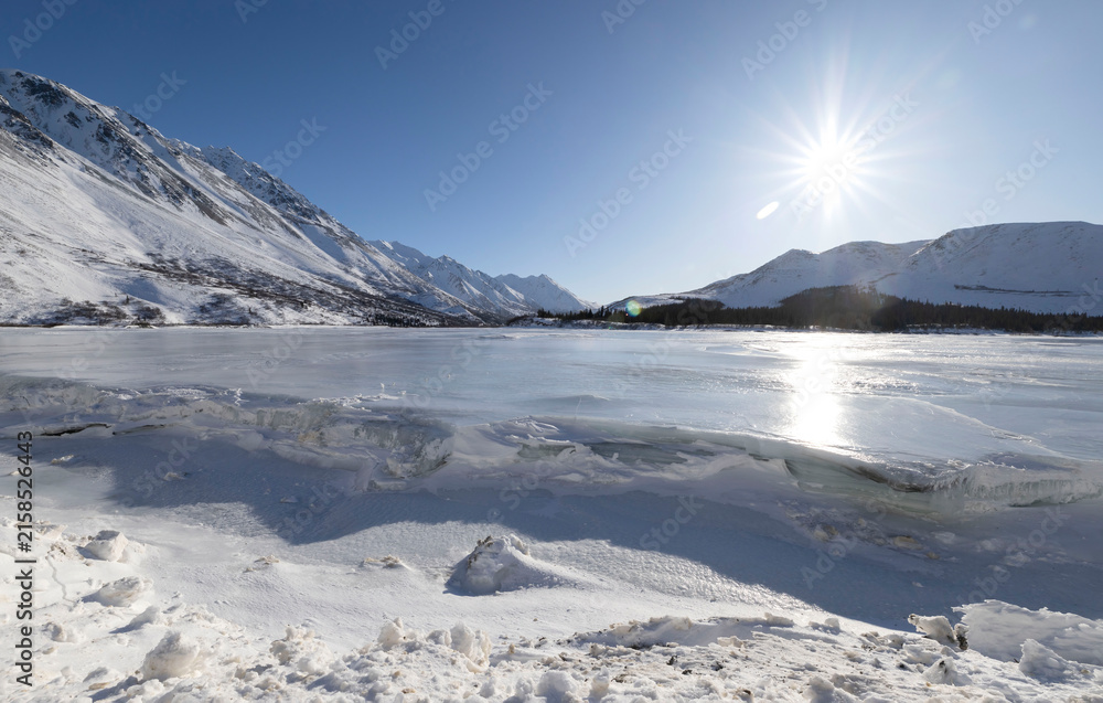 Obraz premium Bright sun over frozen river