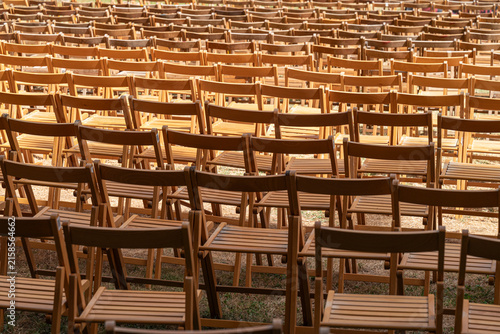 Cuadro en lienzo Rows of wooden folding chairs outdoors The Concept of event and gathering