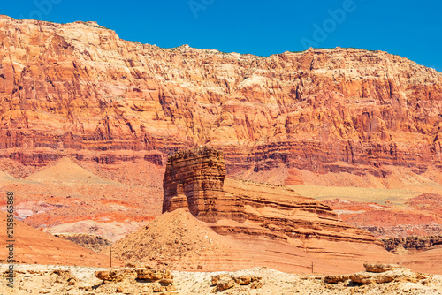 Foto Red sandstone butte and stratified cliffs in an American Southwest desert