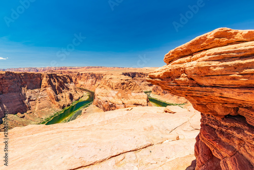 Quadro su tela River Meander Through Red Sandstone Canyon in the American Southwest