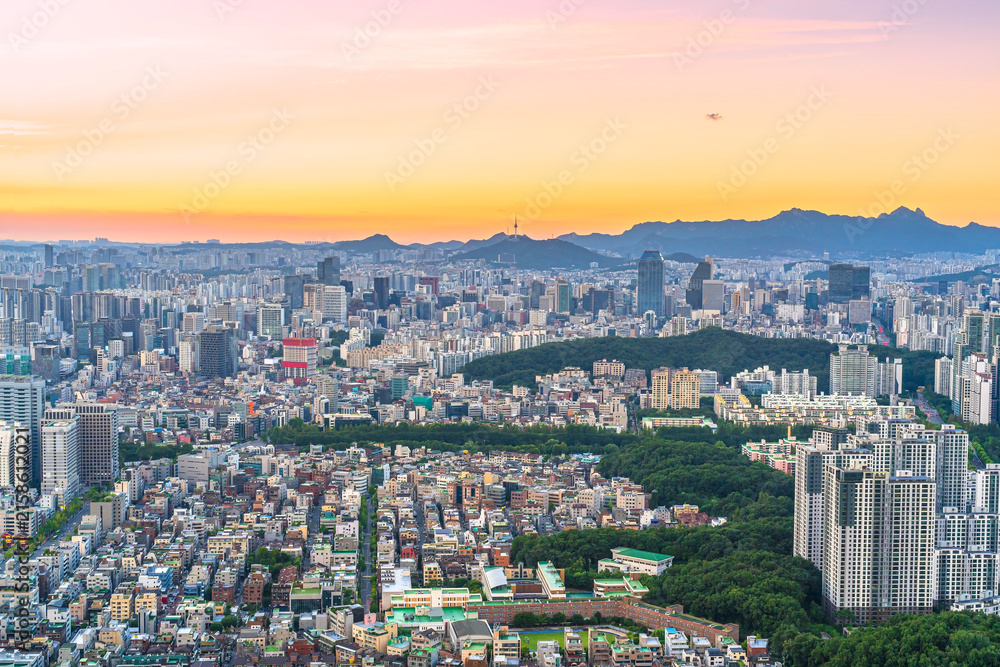 Fototapeta premium A stunning aerial view of the Seoul skyline at dusk, with the N Seoul Tower in the background. South Korea.