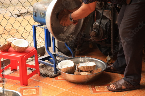Máquina tradicional para rallar coco en Vietnam
