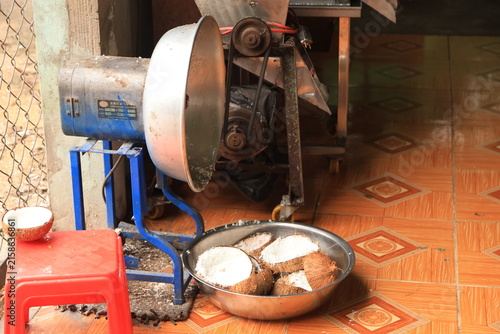 Máquina tradicional para rallar coco en Vietnam