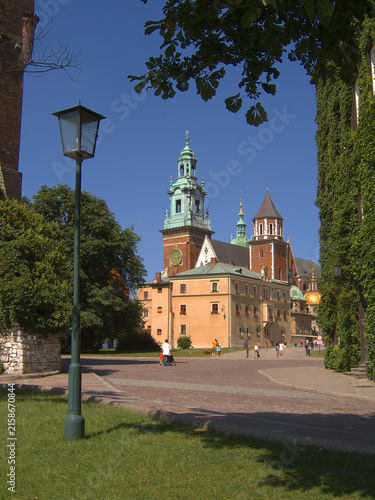 Obraz na plátne Wawel Royal Castle and Cathedral at Vistula River bank, panoramic view, Krakow