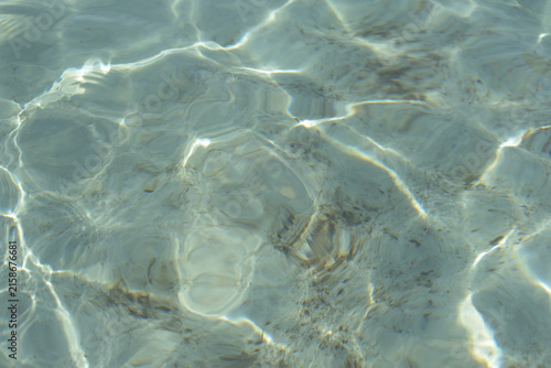 TRASPARENZA MARINA CRISTALLINA, INCRESPATURE E COLORI SMERALDO SUL FONDALE SABBIOSO