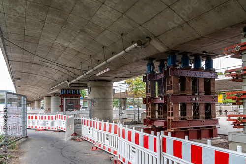 Massive Stahlstützen sichern eine marode Brücke an der Budapester Straße in Dresden im August 2026 wegen drohender Einsturzgefahr ab. Die Baustelle zeigt Verkehrsinfrastruktur und Sanierungsbedarf.