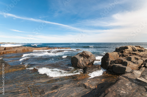 Fotografie Rugged coastline at Gracetown, Western Australia, with breaking Indian Ocean waves, weathered rock formations and coastal houses overlooking the bay in the Margaret River region