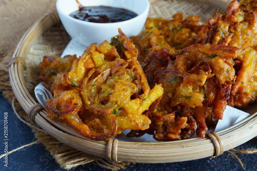 Foto Onion Pakoda Served with Imli Chutney Crispy Indian Onion Fritters with Tamarind