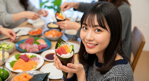 Fototapeta 手巻き寿司パーティーを楽しむ女性