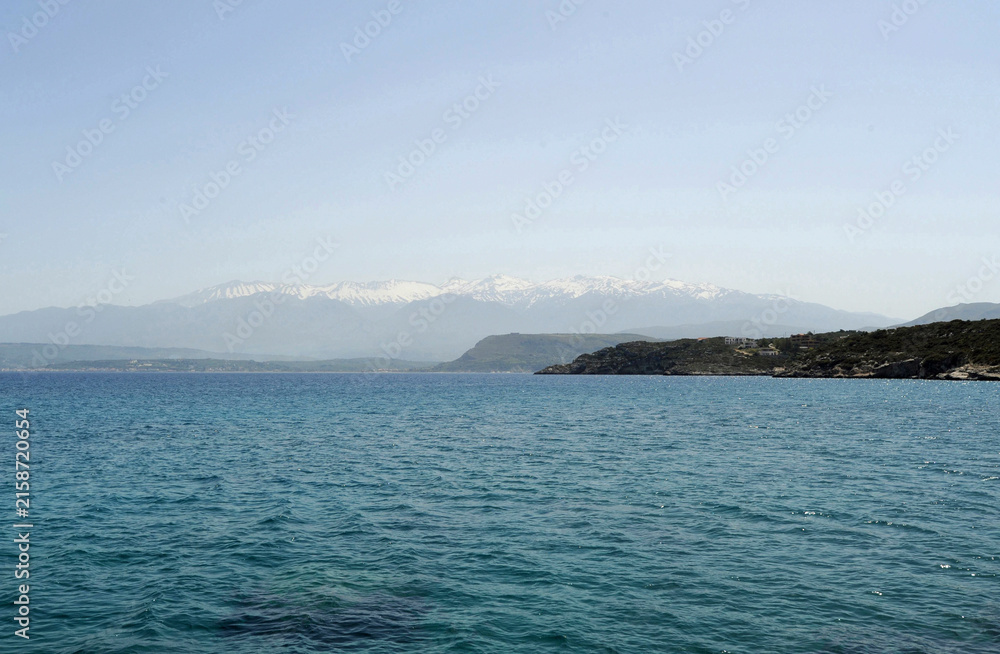 Fototapeta premium Le cap Kalogeros et l'île de Souda vus depuis Marathi sur la presqu'île d'Akrotiri près de La Canée en Crète