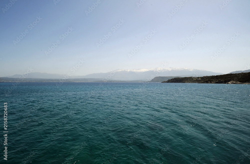 Fototapeta premium Le cap Kalogeros et l'île de Souda vus depuis Marathi sur la presqu'île d'Akrotiri près de La Canée en Crète