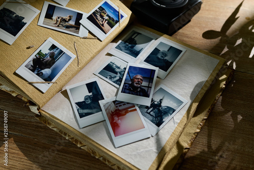 Konstfotografi Memories captured in time with a vintage photo album and rustic surroundings
