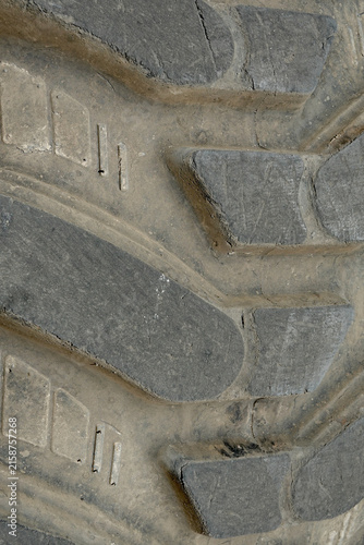 Foto Bande de roulement d'un pneu industriel à crampons massifs et usagés