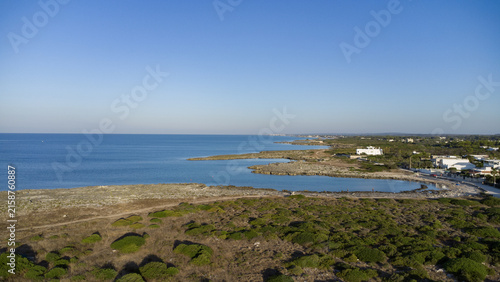 PANORAMA COSTIERO DEL SALENTO DALL ALTO, MACCHIA MEDITERRANEA E MARE CRISTALLINO A PORTO CESAREO