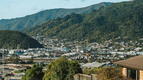 Foto View of the prawling town of Picton basking in the sunshine.