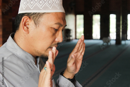 Canvas Print Asian muslim man is praying with takbiratul ihram, it is the first step from mus