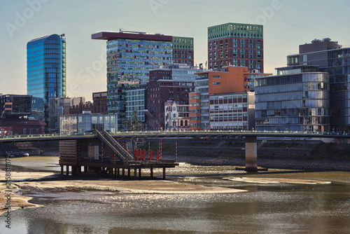 Mediehafen Düsseldorf - Rhein Wasserstand stark zurückgeganegn durch Extreme Sommerhitze 