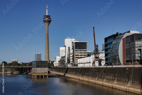Mediehafen Düsseldorf - Rhein Wasserstand stark zurückgeganegn durch Extreme Sommerhitze 