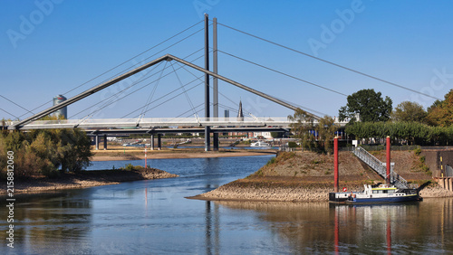 Mediehafen Düsseldorf - Rhein Wasserstand stark zurückgeganegn durch Extreme Sommerhitze 