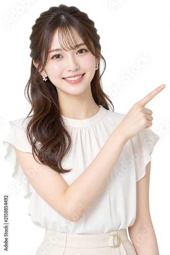 右上を指して案内する笑顔の若いアジア人女性(背景透過PNG)
