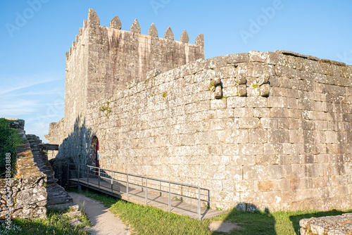 Foto Low angle shot of the ancient fortress architecture at Castelo de Lindoso under