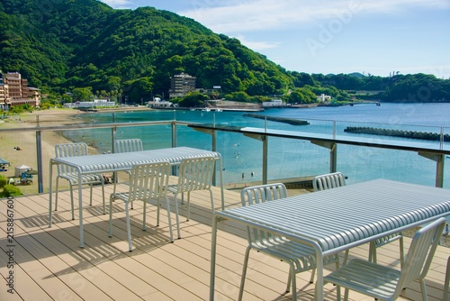 綺麗な海と海を見渡せるオシャレなテラス