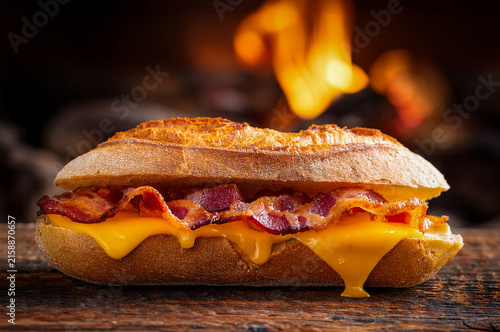 Bocadillo de bacon y queso fundido
