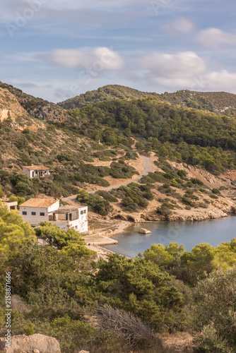 Küstendorf auf der Insel Cabrera bei der spanischen Mittelmeerinsel Mallorca