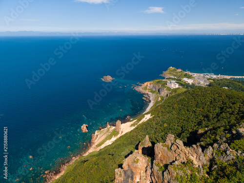 Fotografie 北海道、小樽、オタモイ海岸、赤岩、空撮、海、青、風景、自然、海岸、観光地、岩、観光、断崖、旅行、景色、晴れ、空、絶景、青空、名所、日本、絶壁