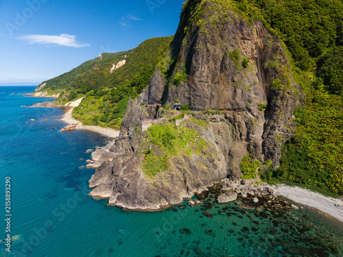 北海道、小樽、オタモイ海岸、赤岩、空撮、海、青、風景、自然、海岸、観光地、岩、観光、断崖、旅行、景色、晴れ、空、絶景、青空、名所、日本、絶壁